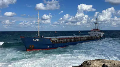 Kocaeli’de kuru yük gemisi kayalıklara oturdu: 7 mürettebat kurtarıldı