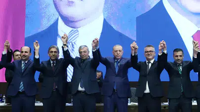 Cumhurbaşkanı Erdoğan AK Parti’ye katılan iki belediye başkanına rozet taktı