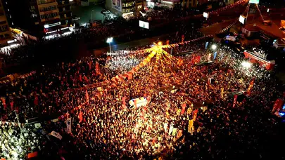 CHP’ye abluka sonrası Kadıköy’de coşkulu miting: Yurttaşlar alanı doldurdu