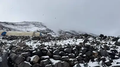 Ağrı Dağı eylül ortasında yağan karla beyaza büründü