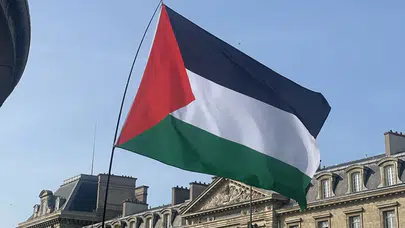 Fransa Filistin’i tanımaya hazırlanıyor: 21 belediyede bayraklar asıldı