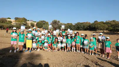 Foça Belediyesi’nden çocuklarla barış için zeytin fidanı projesi