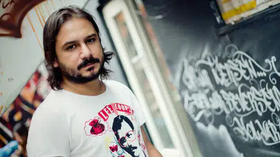 Emrah Serbes için planlanan imza günü tepkiler sonrası iptal edildi