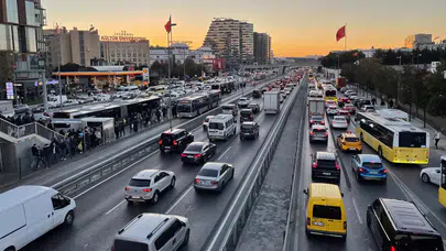 2025-2026 eğitim yılı uyum haftası başladı İstanbul trafiği kilitlendi