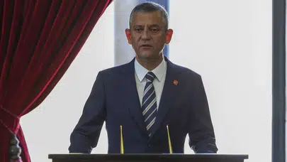 Özgür Özel, CHP’nin 102. kuruluş yıl dönümünde Anıtkabir’i ziyaret etti