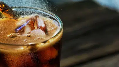 Şekersiz içeceklerdeki tatlandırıcılar beyni 1.5 yıl erken yaşlandırıyor