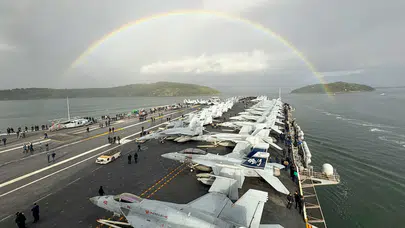 Dünyanın en büyük uçak gemisinde 'tuvalet' krizi: 45 dakikalık kuyruklar personeli isyan ettirdi