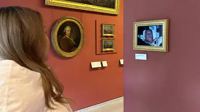 Louvre Müzesi'nde Andrew protestosu: Gözaltı karesi sanat eseri gibi duvara asıldı