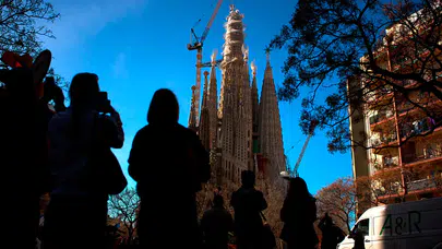 Barselona'nın simgesi Sagrada Familia'da sona gelindi: Dev haç yerleştirildi
