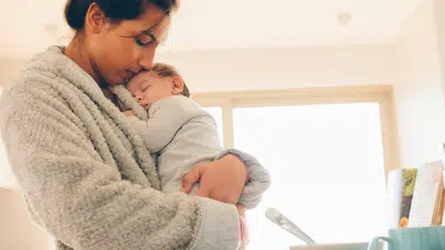 “Alışkanlık yapar” denilen kucak, meğer bebekler için çok önemliymiş