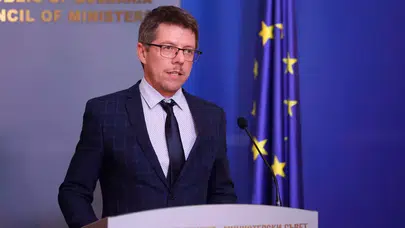 Sadece 24 saat süren koltuk: Başbakan Yardımcısı yemininden bir gün sonra istifa etti