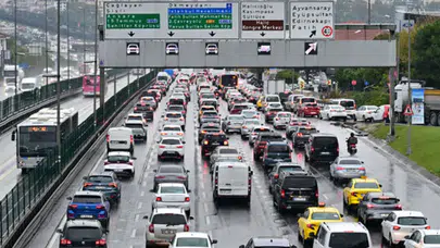 İstanbul'da yağmur ve yoğunluk birleşti: Megakentte ulaşım çileye dönüştü