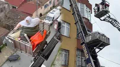 Sultangazi'de film gibi kurtarma operasyonu: 240 kiloluk hasta vinçle tahliye edildi