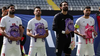 İranlı futbolculardan Antalya'da okul çantalı protesto