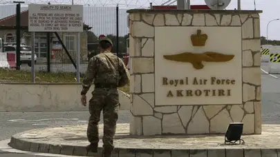 Güney Kıbrıs'tan İngiltere'ye rest: Üslerin kullanımı diplomasiyi gerdi