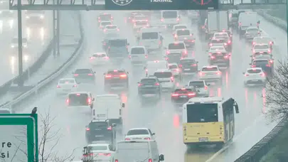 İstanbul’da sağanak alarmı: İBB'den 'zorunlu olmadıkça trafiğe çıkmayın' uyarısı