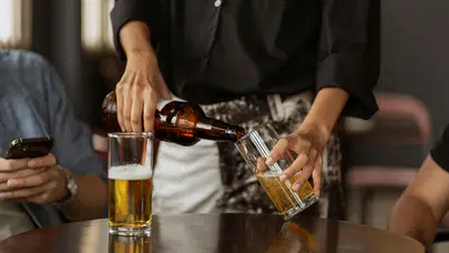 Alkollü içki markalarına tanıtım ve etkinlik yasağı geliyor