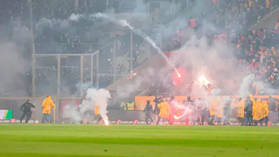Bundesliga 2'de kaos gecesi: Dresden ve Berlin taraftarları sahada birbirine girdi