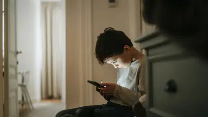 İngiltere okullarda akıllı telefon kullanımını yasaklamaya hazırlanıyor