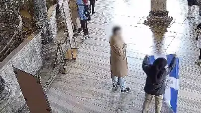 Ayasofya’da bayrak açan 2 yabancı uyruklu kişi tutuklandı