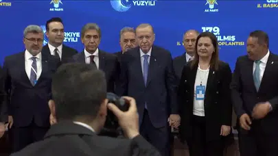 Cumhurbaşkanı Erdoğan, Burcu Köksal’a AK Parti rozetini taktı