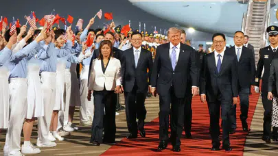 Trump, 8,5 yıl sonra Çin’de: Kritik zirvede gözler ticaret ve Orta Doğu gündeminde