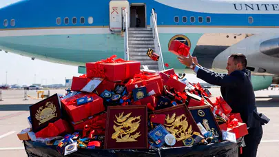 Trump'tan Çin dönüşü radikal karar: Uçağa binişte tüm hediyeleri çöpe attırdı