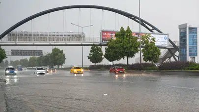 Ankara'yı sağanak ve dolu vurdu: Sokaklar göle döndü