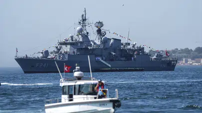 Deniz Kuvvetleri’nden Kabotaj Bayramı geçişi: Savaş gemileri İstanbul Boğazı’nda selam verdi