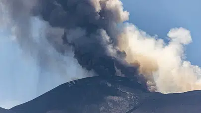 Etna Yanardağı'nın kül püskürtmesi İtalya'da hava ulaşımını aksattı
