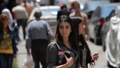 HTŞ’nin ‘ılımlı’ maskesi düştü: Lazkiye’de kadınlara makyaj yasağı