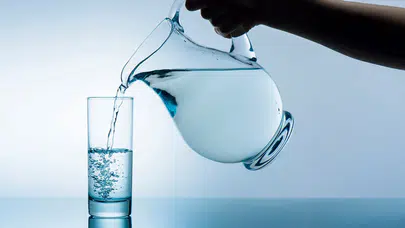 Günde 2 litre su içme kuralı değişiyor mu? 5 bin 600 kişi üzerinde kapsamlı araştırma