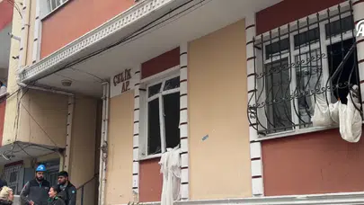 Esenyurt’ta korku dolu anlar: 4 katlı binanın girişinde şiddetli patlama