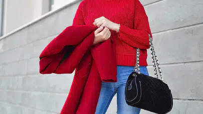 Psikoloji açıkladı: Kırmızı giyinmek ne mesaj veriyor?