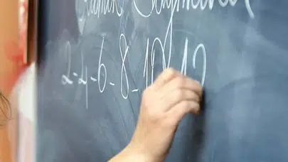 İzmir Bornova’da öğretmen skandalı: Kız öğrencileri evine mi götürdü?