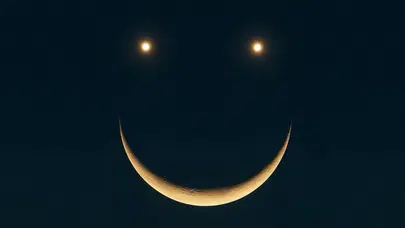 Gökyüzünde "Gülen Yüz" şöleni: Ay, Satürn ve Neptün bu gece kavuşuyor