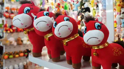 Çin’de üretim hatasıyla ortaya çıkan “ağlayan at” peluşu satış rekoru kırdı