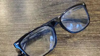 Gözlük camındaki çizikler nasıl giderilir? Evde uygulanabilecek pratik yöntemler