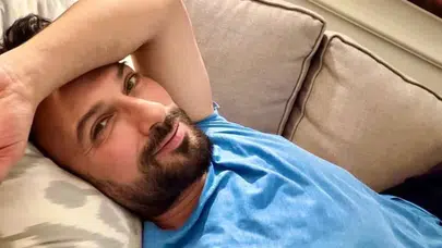 Tarkan iki konser sonrası Tarabya’daki evinde dinleniyor: “Koltukla aşk günüm”