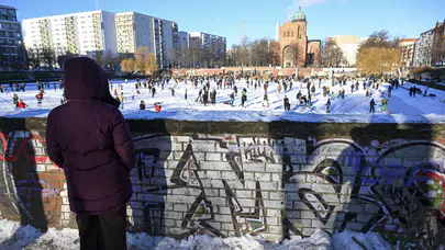 Berlin dondu, Engelbecken Parkı doğal bir buz pistine dönüştü