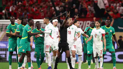 Afrika Uluslar Kupası finalinde yaşanan olaylar sebebiyle Senegal ve Fas'a ceza yağdı