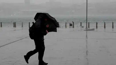 İstanbul’u sağanak ve fırtına vurdu: 193 ihbar, çok sayıda su baskını ve çatı uçması