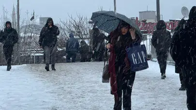 İstanbul'da etkisini arttıran kar yağışının gün boyunca devam etmesi bekleniyor