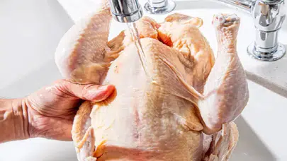 Tavuğu yıkamak hijyen mi, sağlık riski mi? Bilimle gelen cevap tartışmayı alevlendirdi