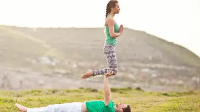 Sosyal medyada yeni akım: “Eş değiştirmeli yoga” tepki çekti