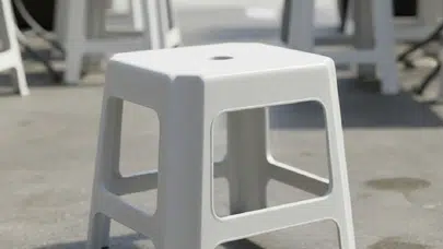 Plastik sandalyelerin ortasındaki delik neden var? Meğer sebebi buymuş