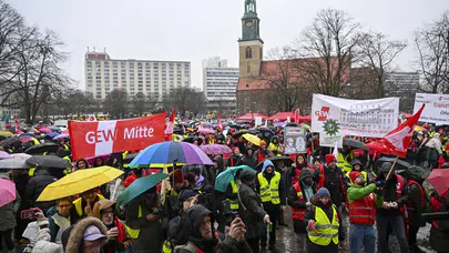 Almanya’da grev toplu ulaşımı durma noktasına getirdi