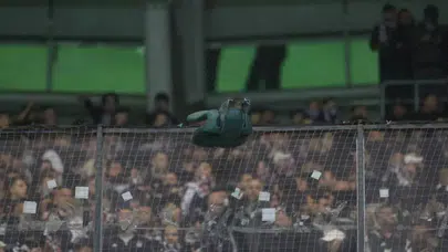 Kocaelispor–Beşiktaş maçında tribünden düşen taraftar hayatını kaybetti