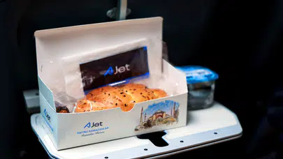 AJet, yurt içi uçuşlarında Ramazan boyunca ücretsiz iftar ve sahur ikramı sunuyor