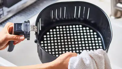 Airfryer nasıl temizlenir? İnatçı yağ lekelerini söken pratik temizlik rehberi